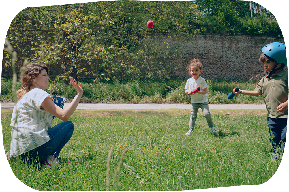 Enfants au parc jouant au baseball avec leur nounou Mômji