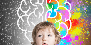 enfant avec fond montrant un dessin d'un cerveau dont la moitié est très colorée