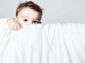 Enfant de moins de 3 ans caché derrière un drap