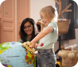Nounou et enfant avec un globe